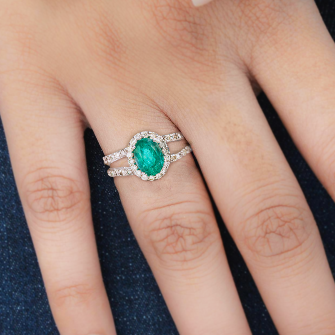 Ovalo Emerald Diamond Ring
