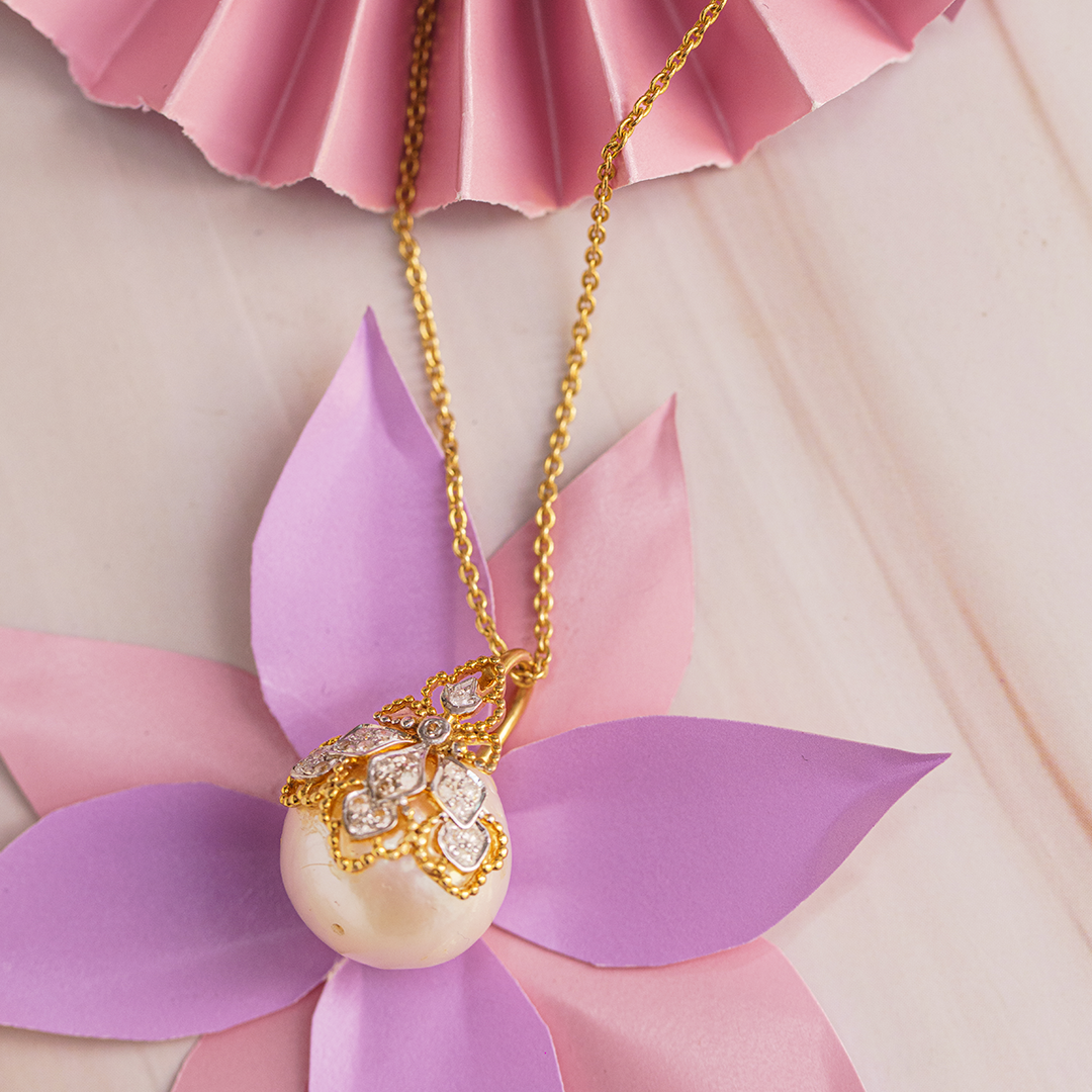 Perle  Diamond Pendant with Chain