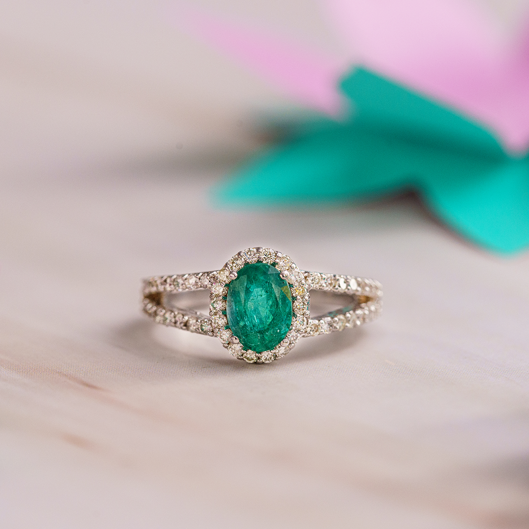 Ovalo diamond emerald Ring